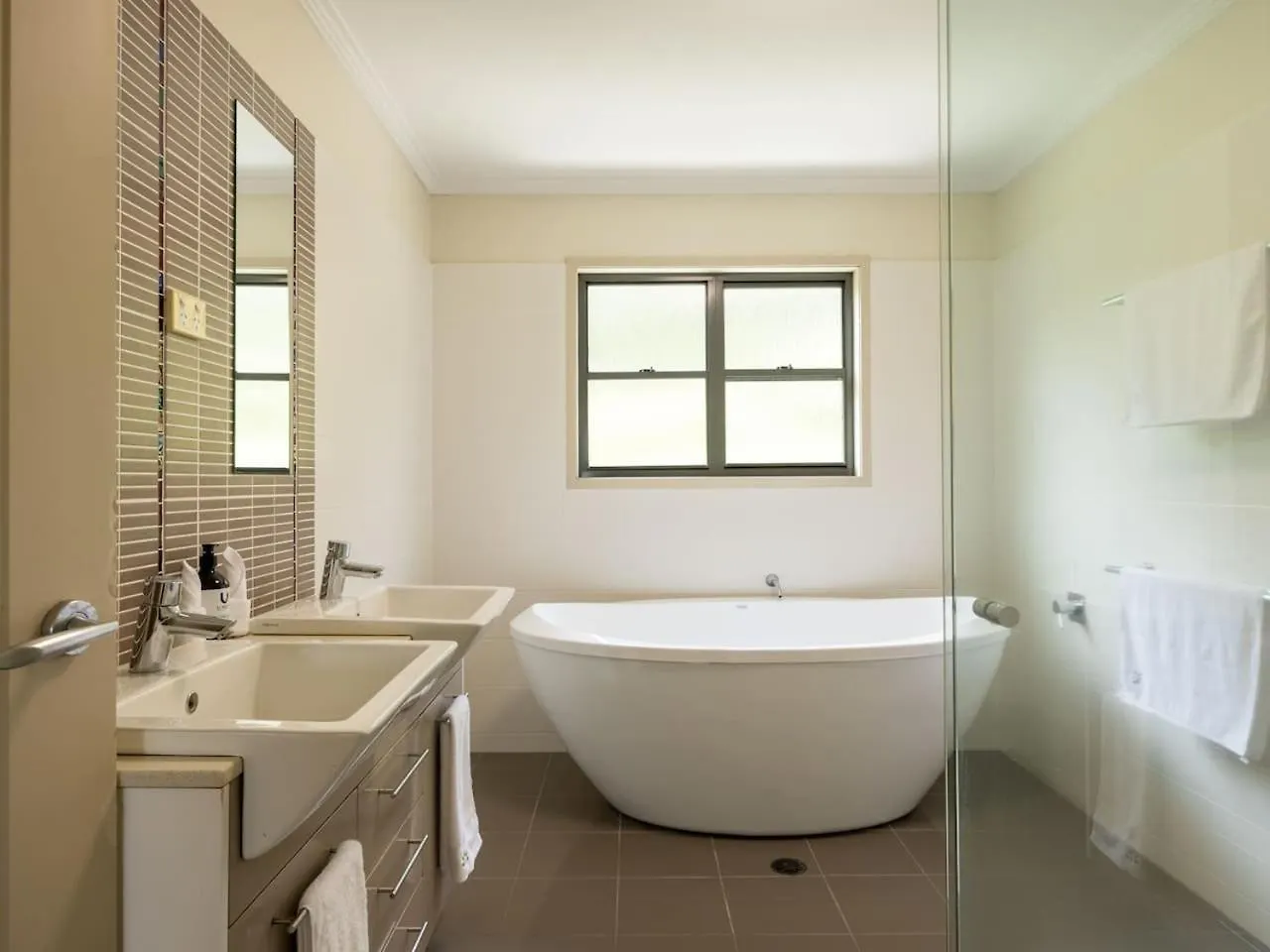 6 Bed Equine Countryside Paradise At Moggill Holiday home