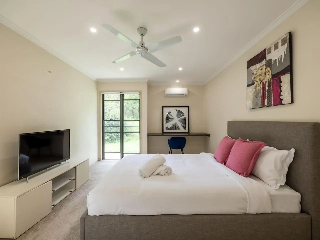 6 Bed Equine Countryside Paradise At Moggill Australia