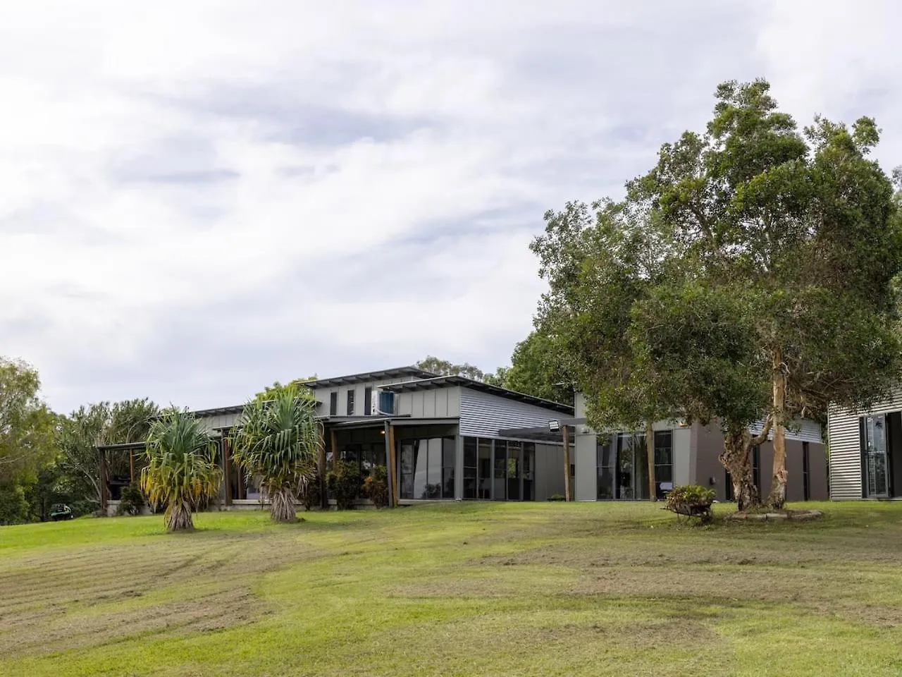 6 Bed Equine Countryside Paradise At Moggill 0*,