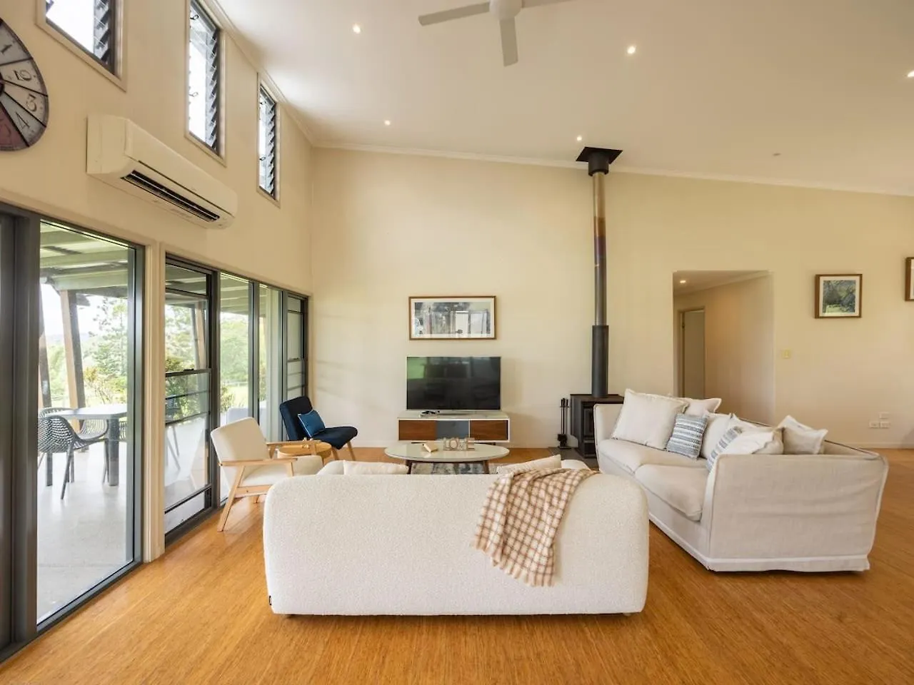 6 Bed Equine Countryside Paradise At Moggill Australia